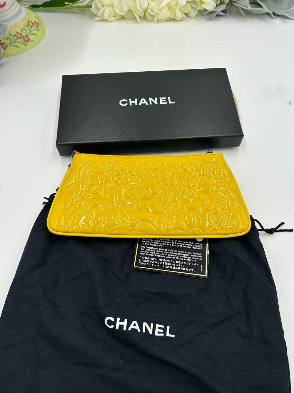 Women's Chanel patent leather floral embossed shoulder bag made in Italy - Picture 4 of 10